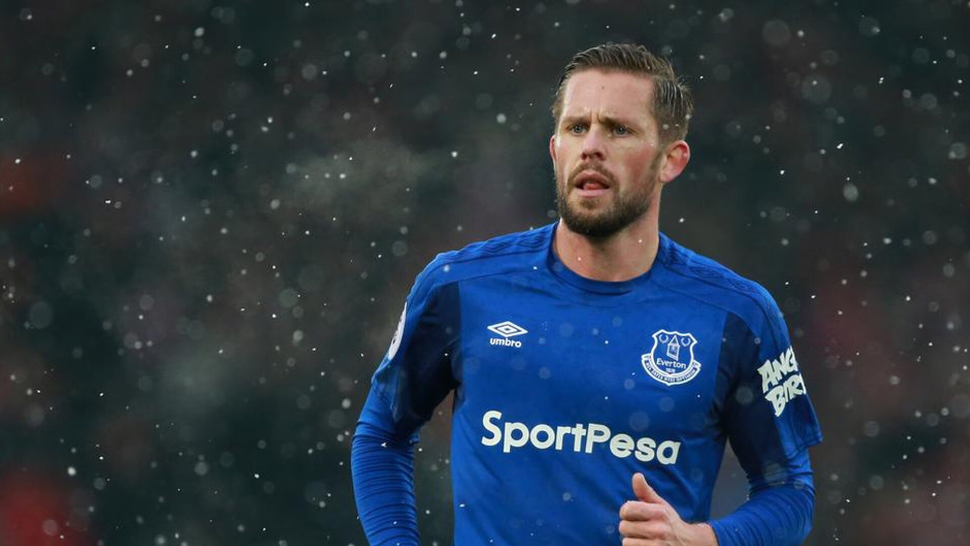 “武汉马拉松:冲刺瞬间,赛场爆发速度激情!”